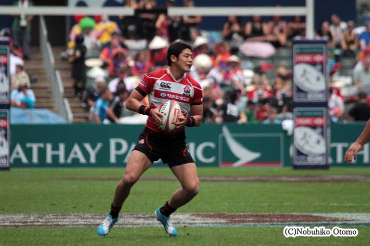 香港セブンズ2日目、クック諸島戦。ぬかるんだグラウンドでも表情には自信が満ちあふれていた。