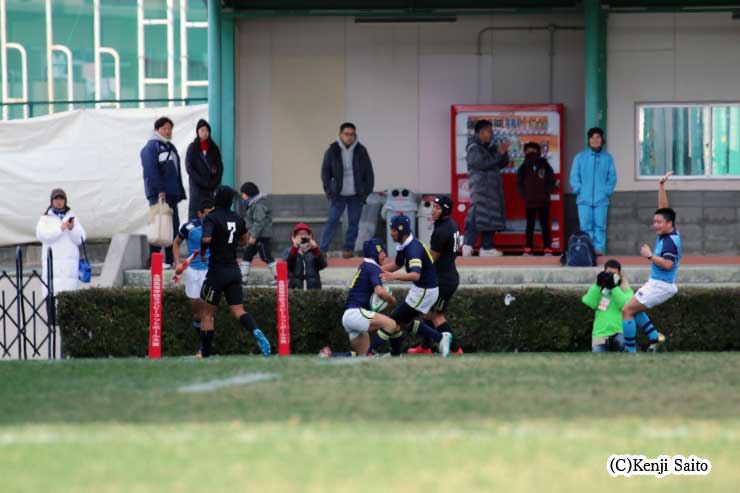 前半18分、安部のトライで久我山がリード