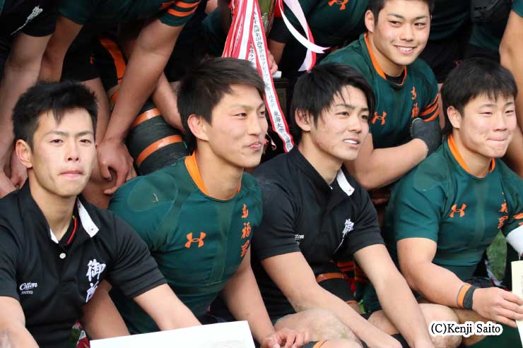 東福岡・FL古川聖人主将(左から2番目)「最高の舞台で優勝できて素直にうれしい。みんなの努力の成果です。(3冠を達成できたのは)藤田監督やたくさんの人のおかげです」