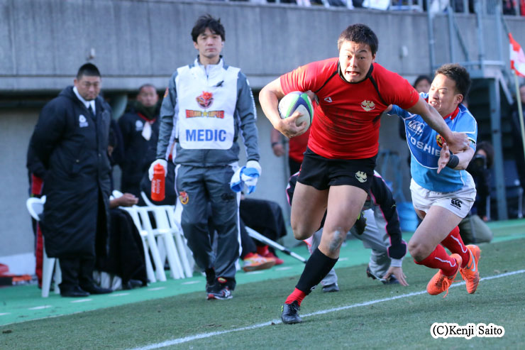 1年生ながら思い切りのあるプレーでブレイク、さらにトライを奪った尾崎
