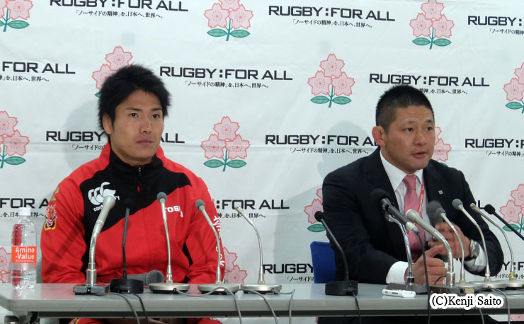 東芝ブレイブルーパス・森田キャプテン(左)、冨岡ヘッドコーチ