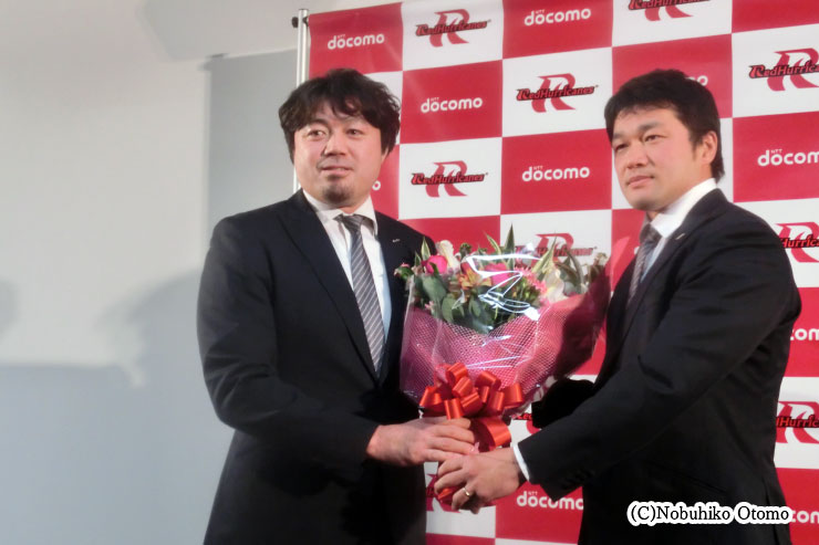 会見後に吉岡主将から花束を受け取る