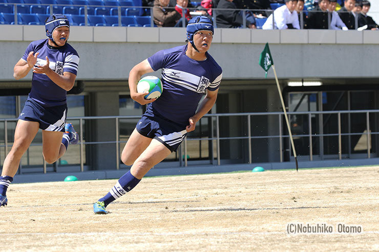後半15分、桐蔭学園はWTB秋濱がトライを返し、CTB桑田のゴールで14-20と追い上げる