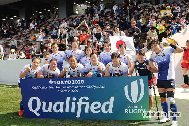 この大会では勝てなかったが、昨秋のアジア大会の優勝で決定していた東京五輪出場権獲得を祝うフォトセッション。ここは切り替えて、全員笑顔!