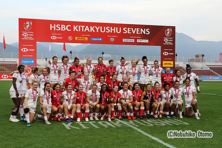 優勝のカナダ、2位のイングランド、3位のアメリカと集合。白ジャージーのうち、胸に赤いバラの鼻が入っているのは2位イングランド、「EY」の文字が入っているのは3位アメリカ