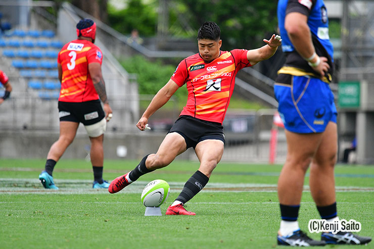 先発のSO松田のPGでフォースにプレッシャーをかけた