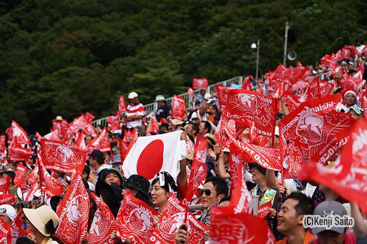 会場内外で大いにもりあがった