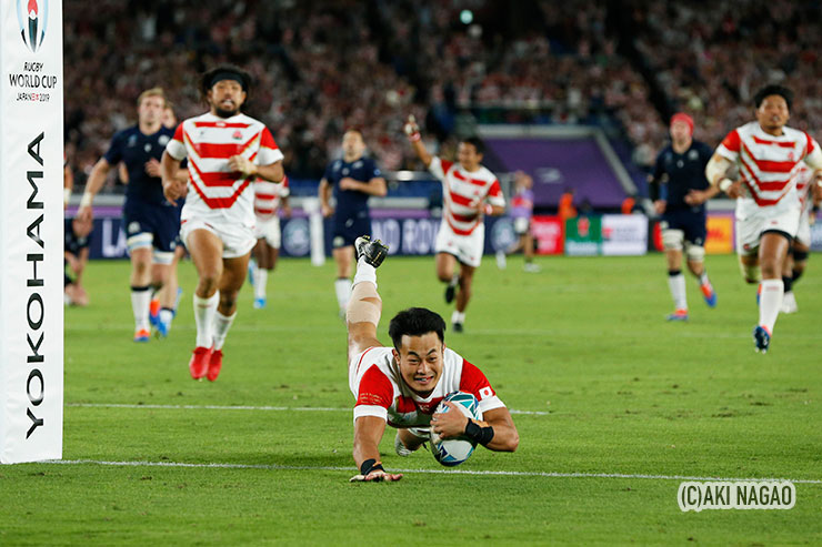 後半42分、ラファエレのタックルから福岡がボールをもぎ取り一気にゴール中央へ！