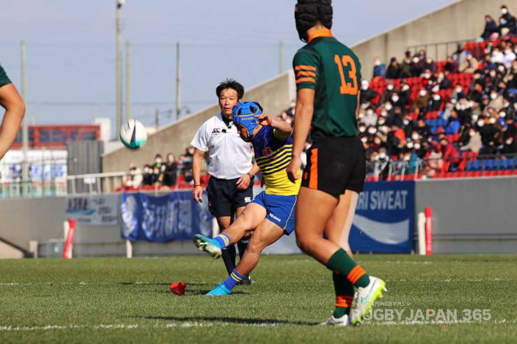 前半終了間際京都成章はSO大島がPGを決め8-17として後半へ