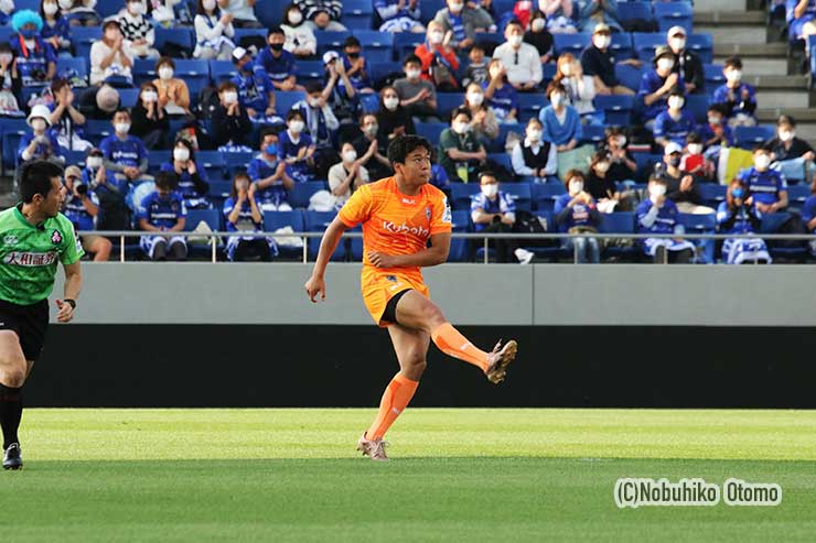 スピアーズSO岸岡智樹のキックオフで試合が始まる