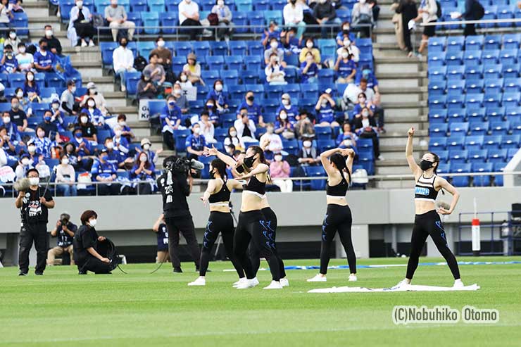 試合前恒例、ミスブルー(ワイルドナイツ-チアリーダー)によるパフォーマンス