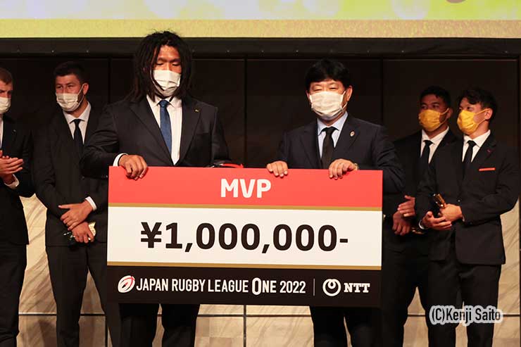 賞金100万円が渡された