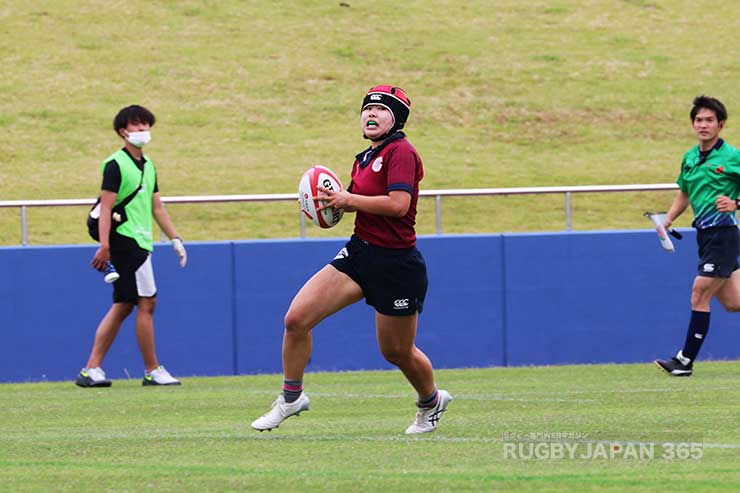 前半ラストワンプレーで前田知慧実がトライを決め九産大が12-0とリード