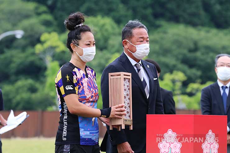鈴鹿大会優勝トロフィーを手にするパラキゆき