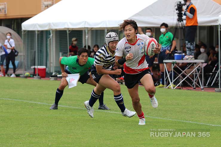 中村知春が見事なターンで相手タックルをかわしそのままインゴールへ