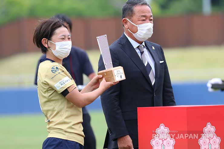 3位トロフィーを手にする三谷咲月