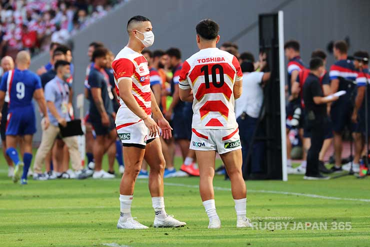 フランスとの第2戦後、田村と話をする李