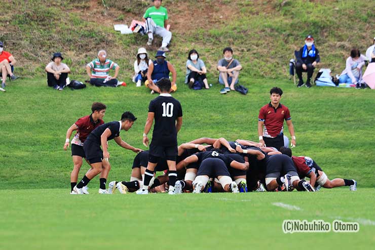 帝京大が高本幹也(背中10)、早大が伊藤大祐(正面)、大学有数のSO対決