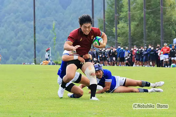 相手ゴールに迫る早大の１年生ＣＴＢ野中。ここからオフロードのラストパス