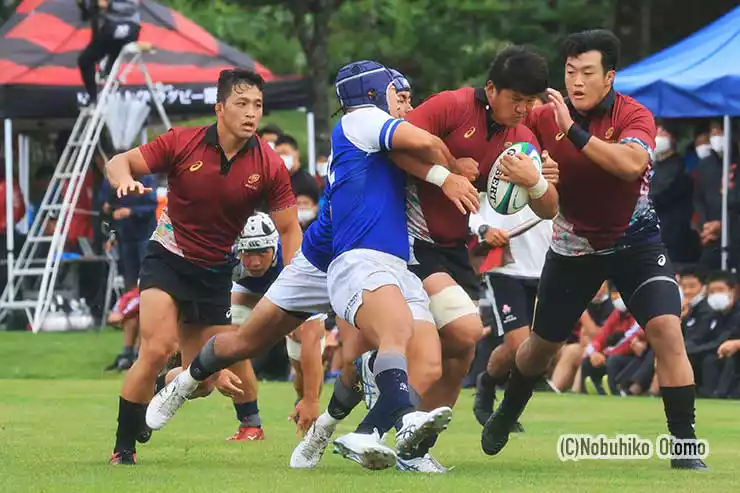 早大FL村田の突進を同大が必死のダブルタックルで止める