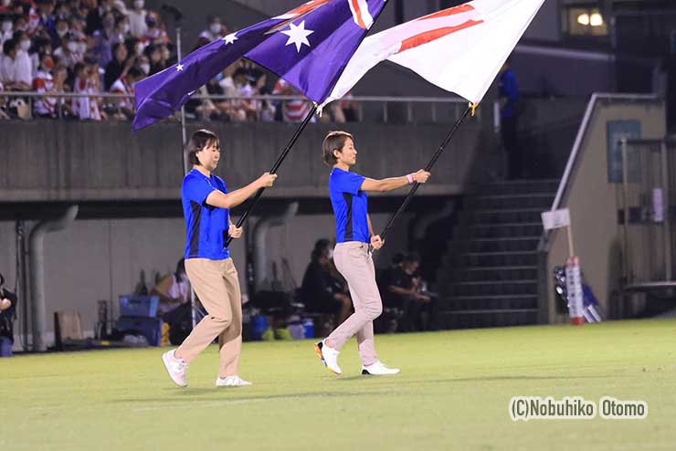 フラッグを手に先導入場したのはRWC2017のサクラ15田坂藍さんと三村亜生さん