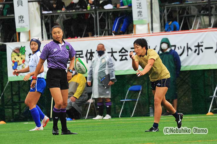決勝で2トライをあげた末結希(三重)。レフリーはアルカス熊谷時代のチームメイトだった桑井亜乃さん
