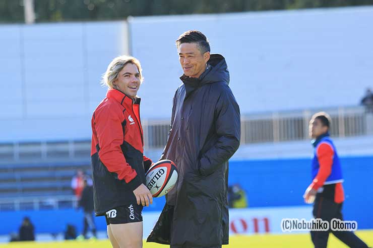 試合前のアップで、沢木監督と談笑するデクラーク