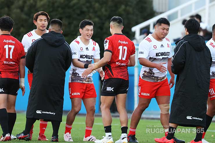 代表合宿では色々と指導されたという田村優と握手する李承信。「ナイスキック」と声をかけられたという