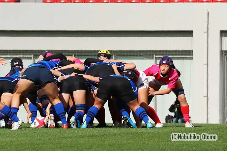 スクラムで相手アタックの出方をうかがう東軍FL7三好志歩