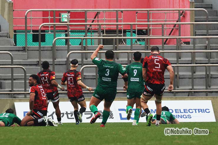 前半36分、ダイナボアーズWTBホネティのトライ