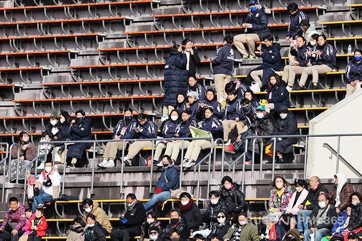 先に決勝進出を決めた日体大メンバーが試合を視察