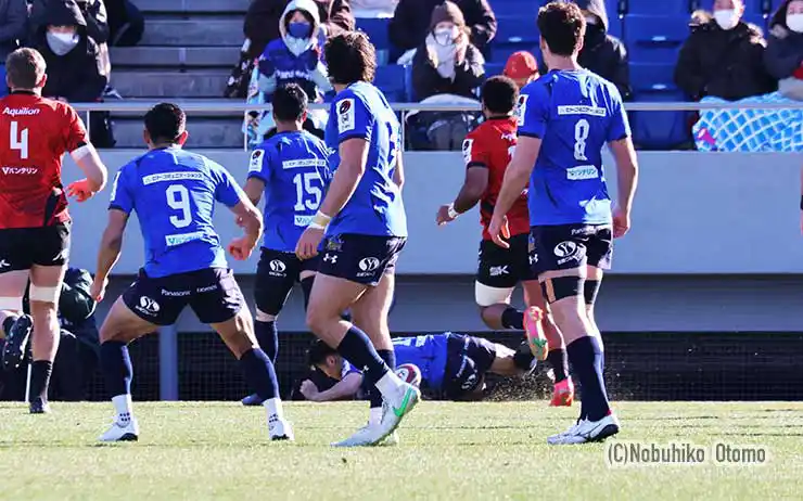 前半5分、ワイルドナイツ竹山がキックを追ってトライ