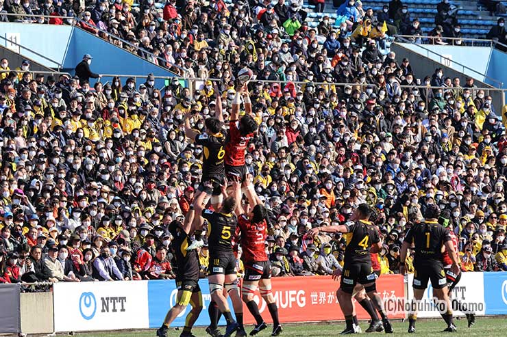 観衆は秩父宮では今季初の1万人超（10068人）.