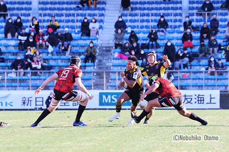 後半14分、松島がルーパスのダブルタックルの真ん中を