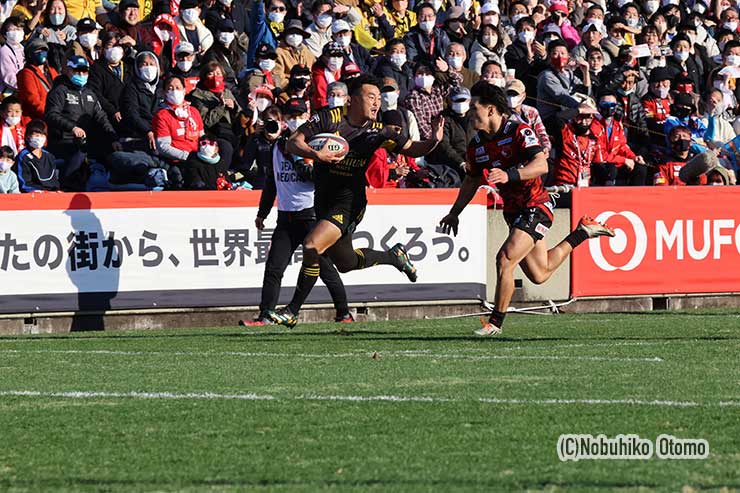 パスを受けた尾崎は濱田をハンドオフして
