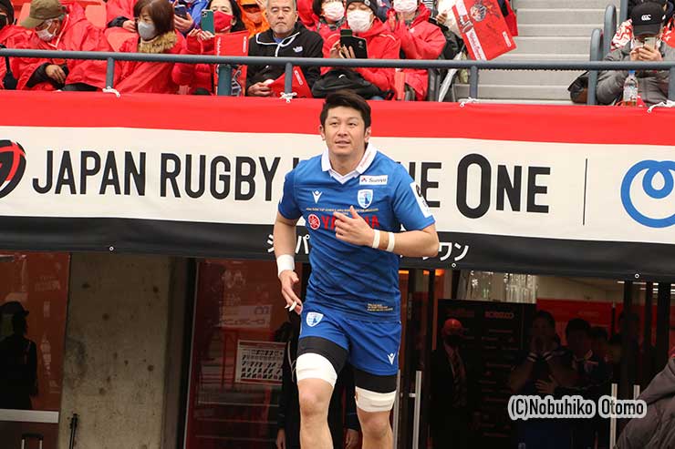 この試合でトップリーグ時代を含め通算100試合を達成した静岡LO大戸を先頭に入場
