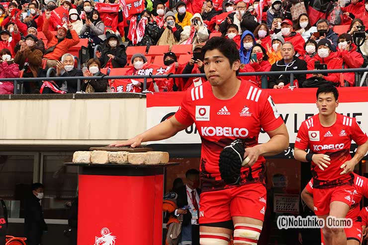 神戸はFL橋本皓主将を先頭に、エンブレムプレートにタッチして入場