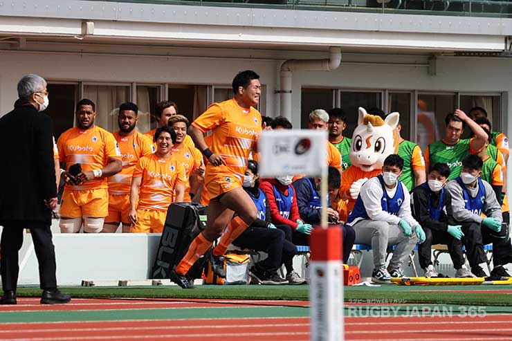 スピアーズはこの試合が50キャップとなるPR松波昭哉を先頭に入場