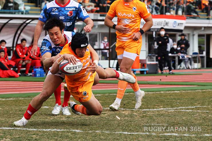 根塚洸雅が松永拓朗のタックルを受けながらもトライ