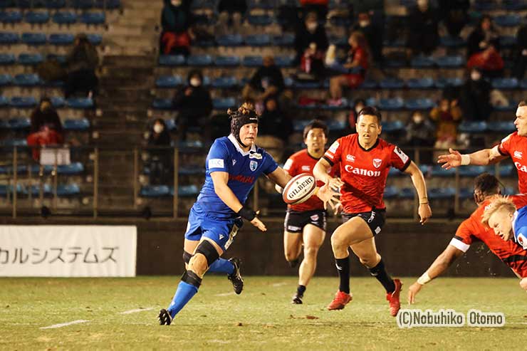 横浜WTBブルアのパスを静岡FLリチャード剛がカット