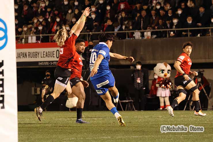 後半、SO家村のキックにデクラークがチャージ