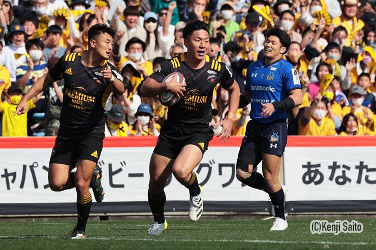 WTB尾崎晟也のキックをCTB中野将伍がキャッチし先制のトライ