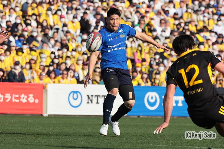 敵陣ゴール前の攻防、SO松田力也のキックパス
