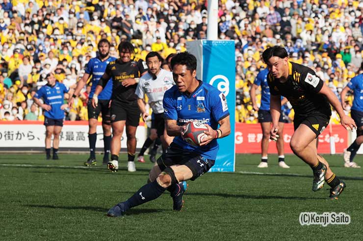 FB山沢拓也が松田のキックを抑えてトライ!