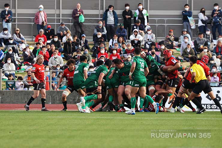 ダイナボアーズは後半20分、ようやく敵陣に進みトライチャンスモールを押し込むが・・・