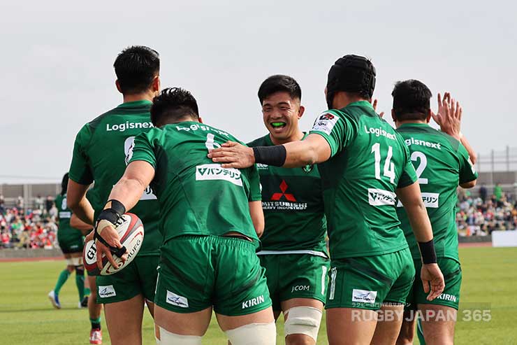 トライを決めた佐藤に駆け寄り祝福