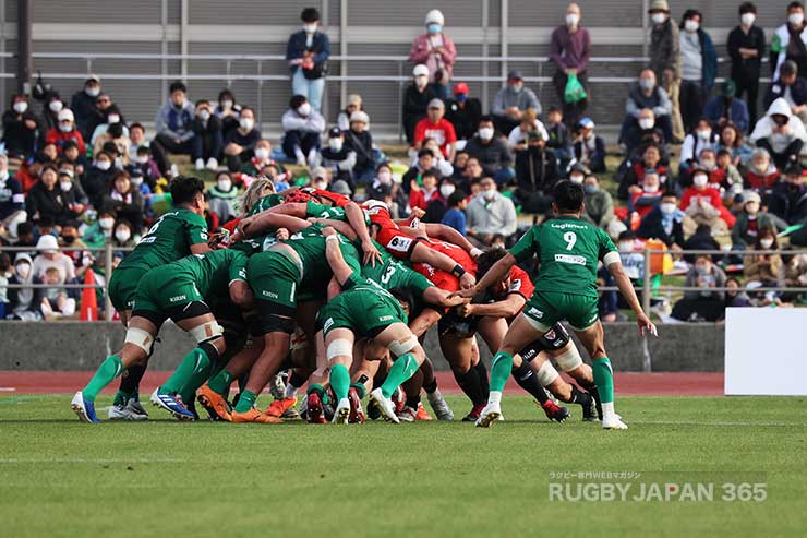 直後のスクラムでイーグルスFWがプレッシャーをかけペナルティーを獲得