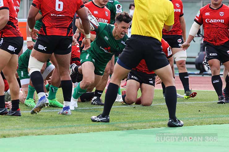 その直後、SOトゥームアがトライを決め雄叫び