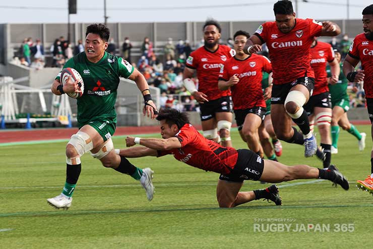 トゥームアのオフロードパスをうけたFL佐藤弘樹がインゴールへ