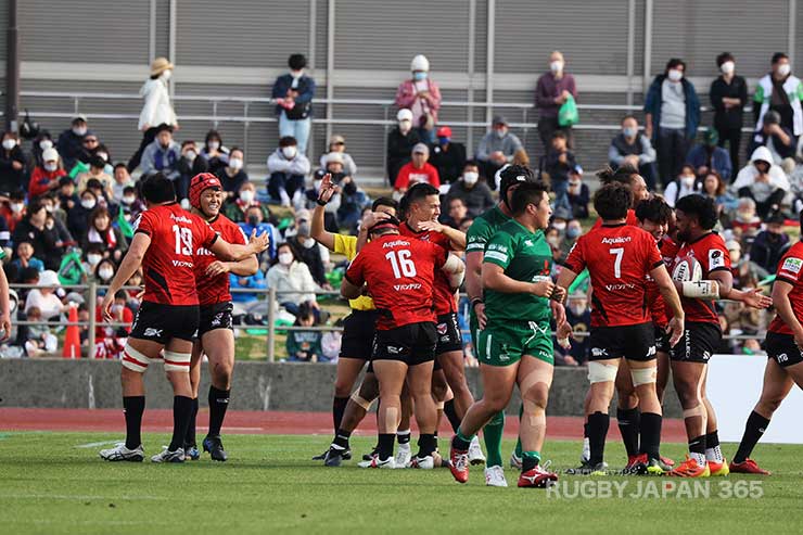 踏ん張ったFWに対して田村が激励